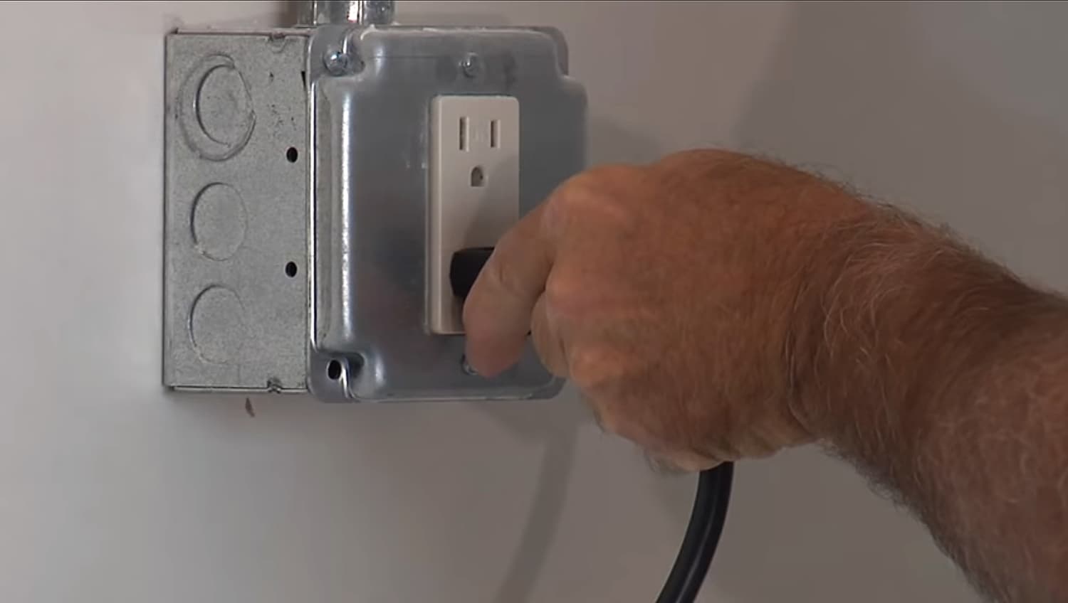 Plug the power cord directly into a properly grounded outlet. Use of an extension cord is not recommended as this may cause the motor to overheat. Use an additional air hose instead