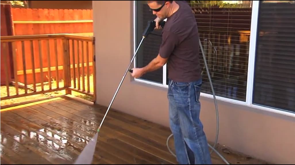 If you need to stop before the entire deck is clean, sweep the nozzle up and away from the deck before releasing the trigger.