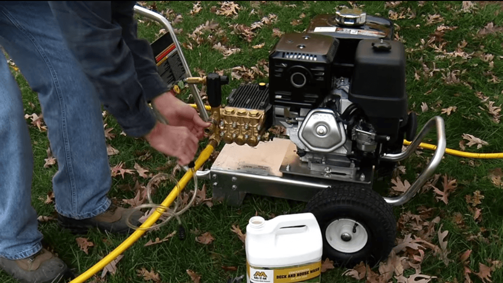 Before connecting the high-pressure hose, insert the detergent injector into the quick coupler mounted on the pump.